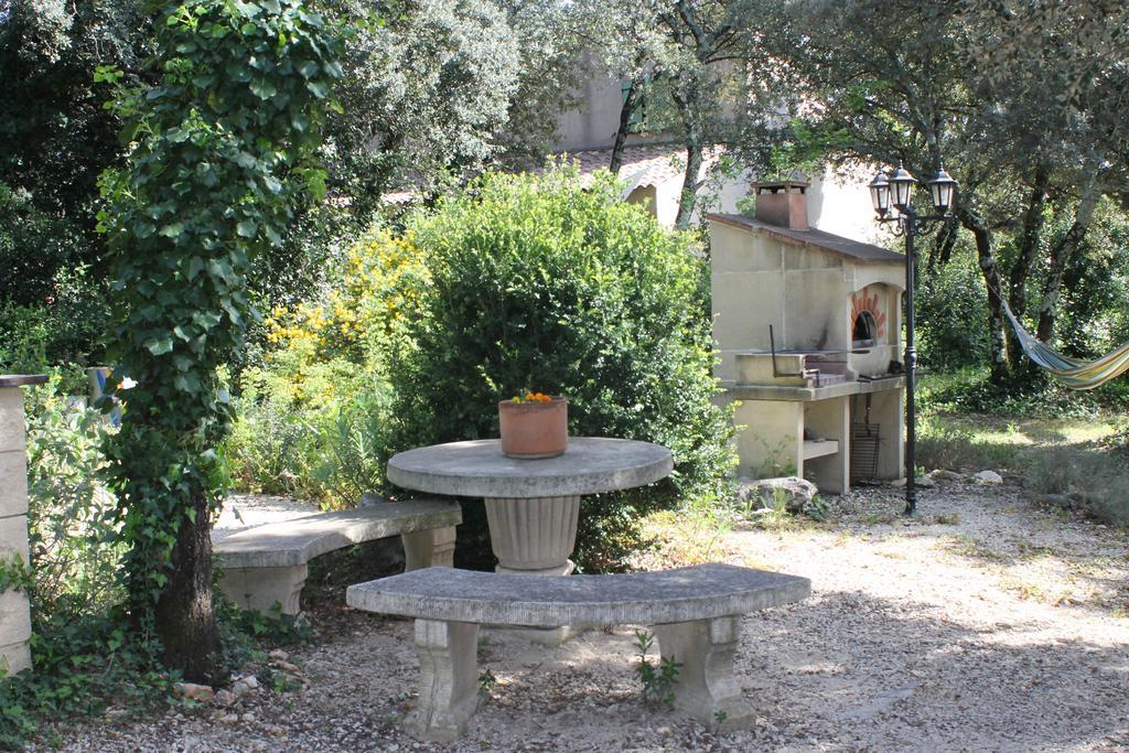 A L'Est D'Uzes Villa Saint-Siffret Exterior photo